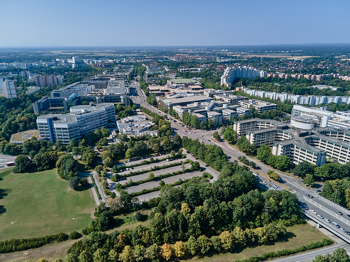 22.07.2022 - ehemaliges Alliant-Versicherungsgebäude und Wohnring in Neuperlach